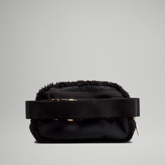 LULULEMON ATHLETICA | Everywhere Belt Bag *Fleece in Black - Picture 3 of 7